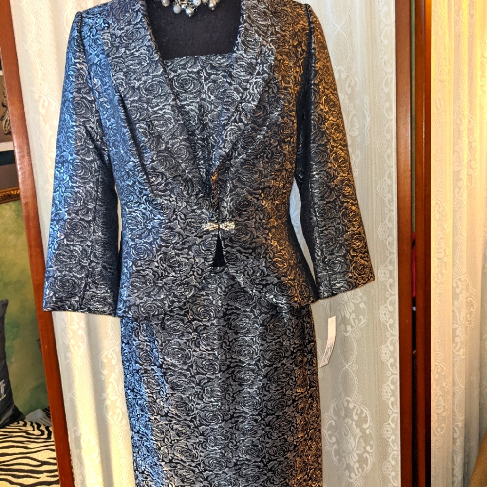 Brocade 3/4 sleeve suit.